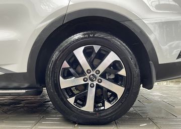 Kia Sorento Luxury, Premium và Signature 2023 được trang bị bộ mâm 19 inch 5 chấu, sơn hai màu tương phản, lốp kích thước 235/55R19