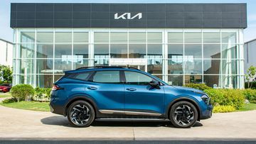 Thân xe Kia Sportage 2023 hiện lên với nét của phong cách coupe qua phần mui vuốt nhẹ