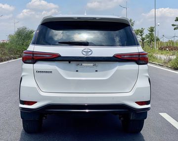 Phần đuôi của Toyota Fortuner 2023 có thiết kế đơn giản với các đường nét vuông vắn