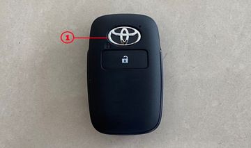 Nút khóa nằm trên biểu tượng logo Toyota trên chìa khóa