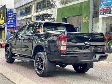 Đèn hậu trên Ford Ranger được thiết kế theo kiểu 3 tầng