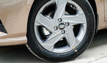 Thiết kế mâm xe của Hyundai Accent 2022 khá đơn giản, chưa thực sự phản ánh được tổng thể.