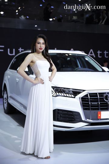 Nữ hoàng tỏa sáng bên mẫu SUV điện của Audi