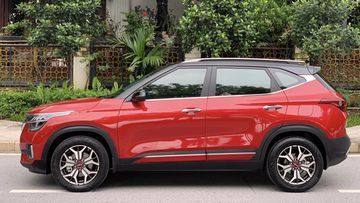 Kia Seltos 2023 có thêm lựa chọn phối màu đỏ với trần xe sơn đen Aurora Black Pearl, tạo nên vẻ ngoài cá tính đầy ấn tượng.