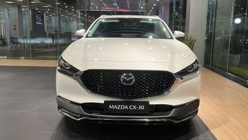 Phần đầu xe của Mazda CX-30 2024 mang lại giao diện trẻ trung, hiện đại và tiếp cận với các dòng xe sang thông qua ngôn ngữ thiết kế KODO