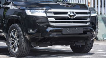 Cản sau của SUV 7 chỗ được thiết kế dạng hình thang, cùng màu với thân xe và có một đường xẻ ngang tạo điểm nhấn