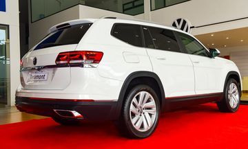 Đuôi xe Volkswagen Teramont 2023 có thể khiến người ta nghĩ ngay đến mẫu Land Cruiser của Toyota.