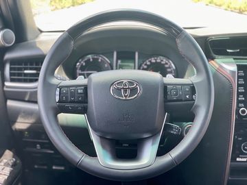 Phiên bản Toyota Fortuner 2023 Legender 4x4 AT có vô lăng 3 chấu bọc da và ốp gỗ