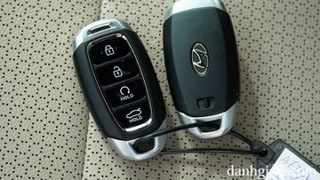 Nút khởi động từ xa tích hợp trên chìa khóa Hyundai Accent 2022.