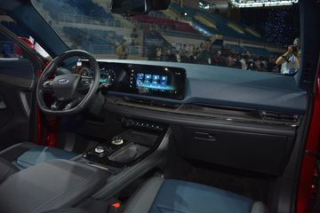 Bảng taplo của Ford Territory 2024 được thiết kế tinh tế với những đường cong mềm mại, tạo cảm giác rộng rãi, phối hợp giữa 2 tone màu hài hòa.