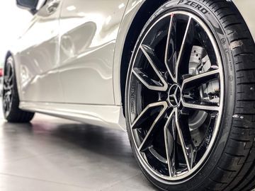 Điểm nổi bật trên thân xe Mercedes A-Class 2023 là bộ mâm thể thao AMG 19 inch - 5 chấu kép hai tông màu.