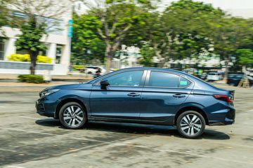 Honda City 2022 dễ dàng vượt qua những con phố chật hẹp vào thời điểm cao điểm giao thông