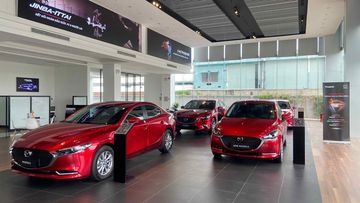 Xem gần showroom trưng bày của Mazda Bình Triệu