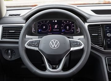 Mặc dù có thiết kế 3 chấu D-Cut, nhưng cảm giác cầm nắm của vô lăng Volkswagen Teramont 2023 không thể so sánh với các đối thủ.