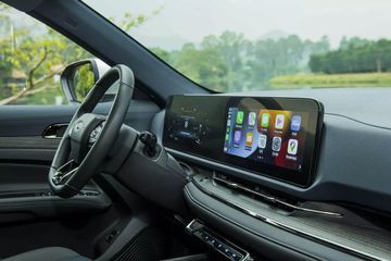 Liền kề với bảng đồng hồ kỹ thuật số là màn hình giải trí trung tâm lớn 12.3 inch với giao diện tiếng Việt hiện đại