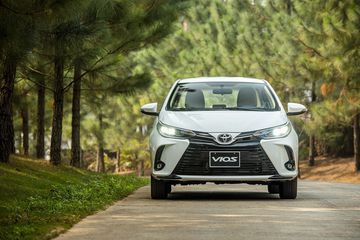 Toyota Vios 2022 đã được điều chỉnh một số chi tiết để mang lại những đặc điểm thiết kế tương tự như Toyota Corolla Altis.