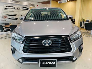 Phần đầu xe Toyota Innova 2023 trông mạnh mẽ và hầm hố hơn so với thiết kế điềm đạm và trung tính của phiên bản trước đó