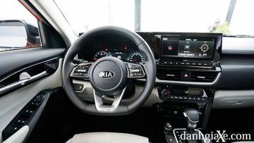 Vô lăng của KIA Seltos 2022 được thiết kế dạng D-Cut với đáy vát