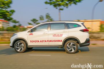 Thân xe Toyota Rush 2022 vẫn thể hiện vẻ cứng cáp với các hốc bánh được thiết kế rộng rãi.