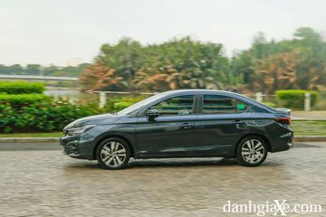 Thân xe Honda City 2022 nổi bật với đường gân dập nổi phía trên tay nắm cửa