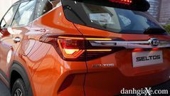 KIA Seltos 2022 được trang bị đuôi gió tích hợp đèn báo lùi