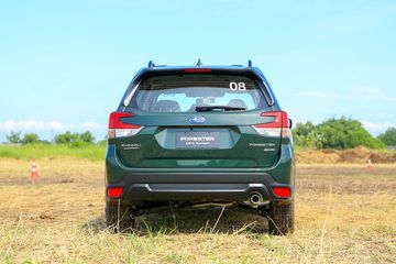 Phần đuôi của Subaru Forester 2023 vẫn giữ nguyên vẻ mạnh mẽ, ấn tượng như phiên bản trước đó