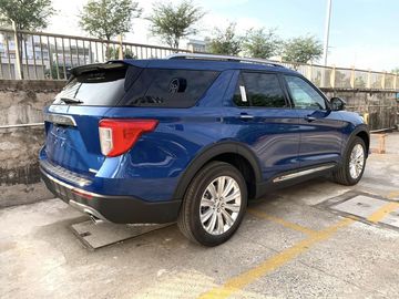 Ford Explorer có vẻ ngoài mạnh mẽ, phong cách Mỹ đặc trưng.