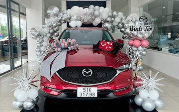 Giao xe cho khách hàng tại Mazda Bình Tân