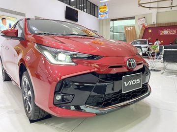 Cụm đèn pha của Vios 2023 cũng được tái thiết kế với kiểu dáng hiện đại, phá cách hơn