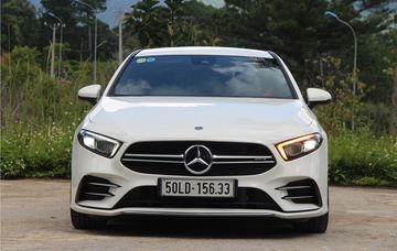 Nhìn từ phía trước, đầu xe Mercedes A-Class 2023 gây ấn tượng mạnh với lưới tản nhiệt nổi bật.