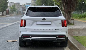 Phần đuôi xe của Kia Sorento 2023 ngay lập tức gợi cho người dùng liên tưởng đến những mẫu SUV hạng sang với thiết kế vuông vắn, kết hợp với các đường nét nổi bật trải dài tạo cảm giác bề thế