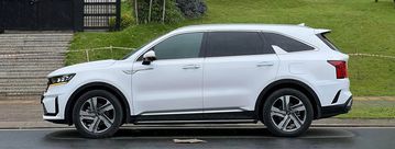 Thân xe Kia Sorento 2023 có những đường nét dập nổi to bản, gồ ghề đậm chất khỏe khoắn, cơ bắp của một chiếc SUV