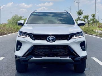 Đầu xe Toyota Fortuner 2023 phiên bản Legender được thiết kế gọn gàng và hấp dẫn hơn