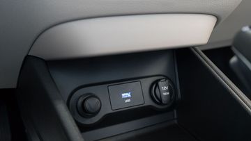 Cổng sạc USB và tẩu cắm sạc 12V trên Hyundai Accent 2022.