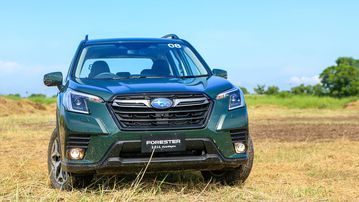 Phần đầu xe của Forester 2023 vẫn giữ nguyên nét đặc trưng của Subaru với nắp capo thấp và mở rộng theo chiều ngang.