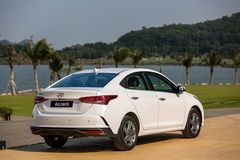 Phần đuôi xe của Hyundai Accent 2022 mang dáng vẻ thể thao với cụm hốc gió giả.