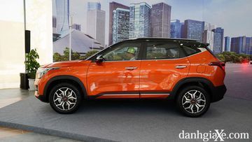KIA Seltos 2022 có lựa chọn ngoại thất sơn 2 màu đối lập với phần trần sơn đen