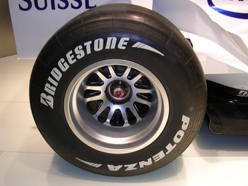 Lốp ô tô Bridgestone Potenza giúp chủ xe vượt qua mọi khúc cua trên đường.