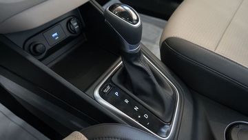 Cần số bọc da trên Hyundai Accent 2022.