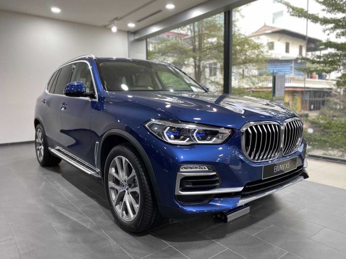 BMW X5 là mẫu xe SUV 7 chỗ, nằm dưới X7 trong dải sản phẩm của thương hiệu xe sang Đức.