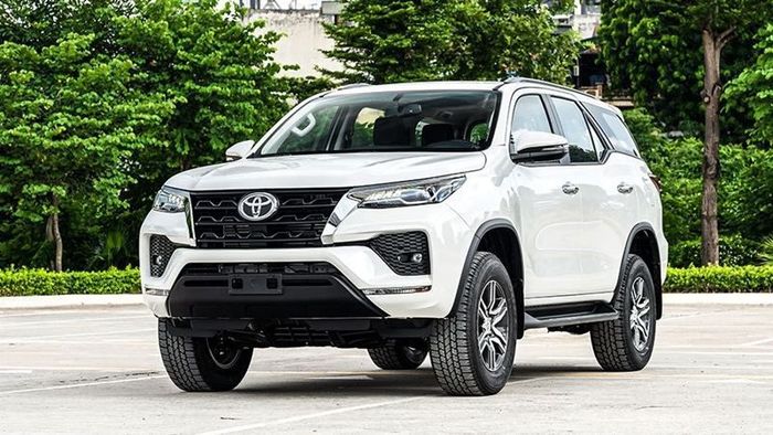 Ngoại hình của Toyota Fortuner được thiết kế mạnh mẽ nhưng không thiếu phần lịch lãm