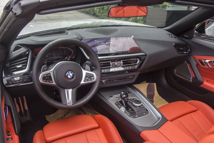 Nội thất của BMW Z4 2023 mang phong cách hiện đại với sự kết hợp hài hòa giữa da cao cấp và các chi tiết kim loại bóng bẩy tạo nên điểm nhấn sang trọng