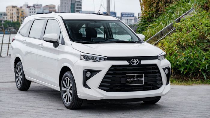 Avanza Premio mang phong cách hiện đại với nhiều điểm nhấn góc cạnh, tạo ra vẻ trẻ trung và hiện đại.