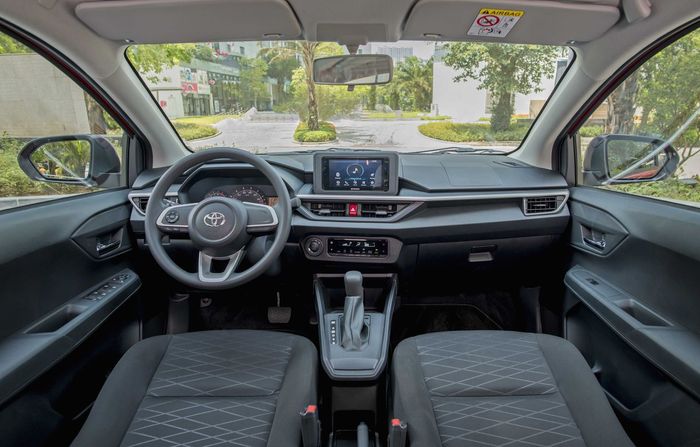 Vô lăng của Toyota Wigo 2023 cho cảm giác lái khá đầm chắc, dễ kiểm soát, đặc biệt là khi di chuyển ở tốc độ cao