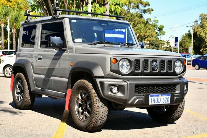 Suzuki Jimny 2023 thu hút sự chú ý của nhiều hội nhóm chơi off-road và cắm trại