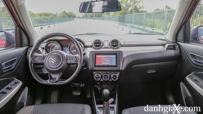 hình ảnh khoang lái của suzuki swift.jpg