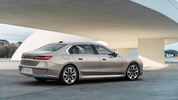 BMW 7-Series 2023 sẽ ra mắt tại Việt Nam vào ngày mai: Đổi tên các phiên bản, lần đầu có bản i7, cạnh tranh từ S-Class đến EQS - Xem Ảnh 6.