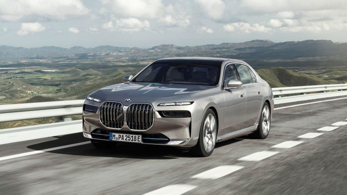 BMW 7-Series 2023 sẽ ra mắt tại Việt Nam vào ngày mai: Đổi tên các phiên bản, lần đầu có bản i7, cạnh tranh từ S-Class đến EQS - Xem Ảnh 3.