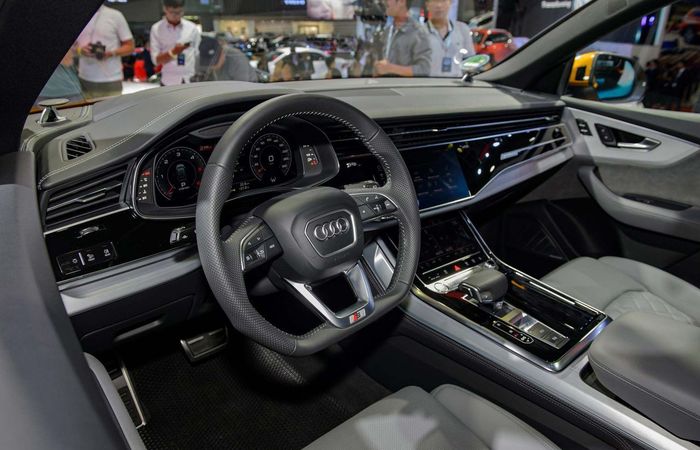 Khoang cabin của Audi Q8 năm 2023 được trang bị da màu đen cao cấp với các chi tiết kim loại sáng bóng, tạo ra một không gian sang trọng.