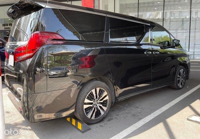 Một nhà đầu tư đã chi hơn 4 tỷ để mua một chiếc Toyota Alphard, sau đó bán lại sau khi đi được chỉ 2.000km, dù đã bỏ công độ cả bầu trời sao như Rolls-Royce - Ảnh 4.